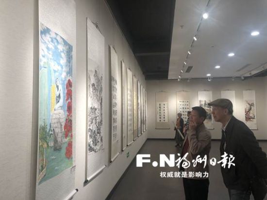 　　市民观看书画展。记者 吴晖 摄