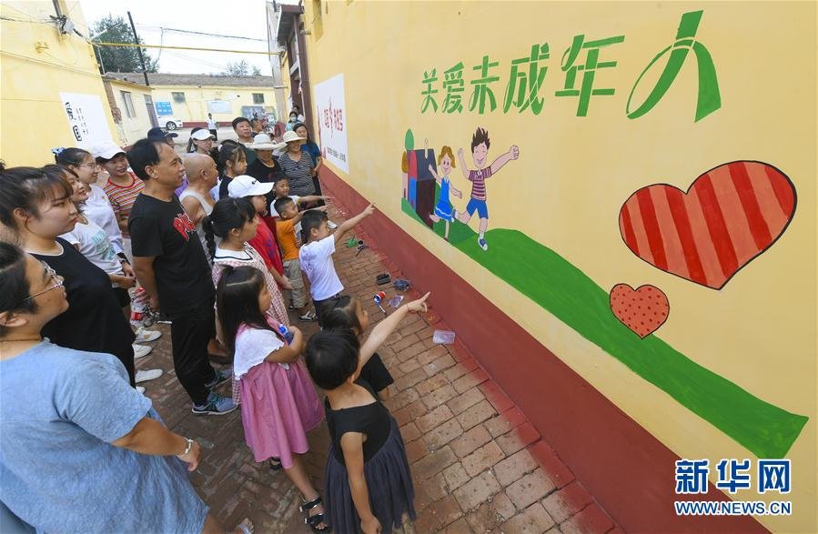 （社会）（1）河北文安：缤纷墙绘丰富暑期生活